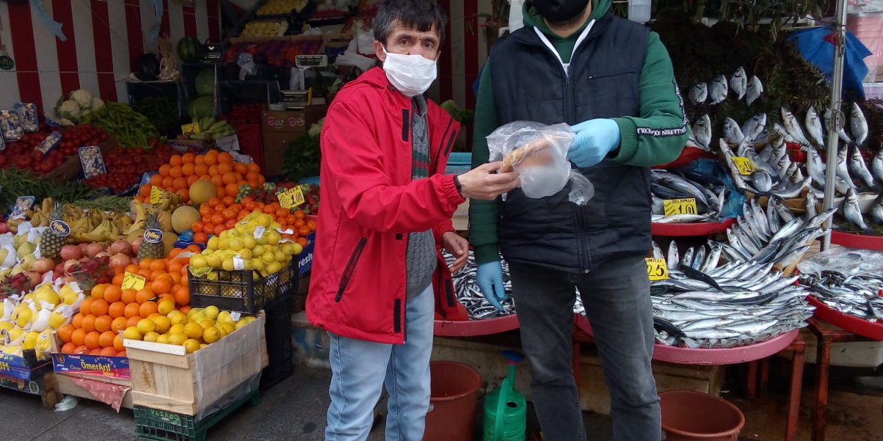 Simitçi Erkan bir günlük geliriyle "Milli Dayanışma Kampanyası"na destek verdi