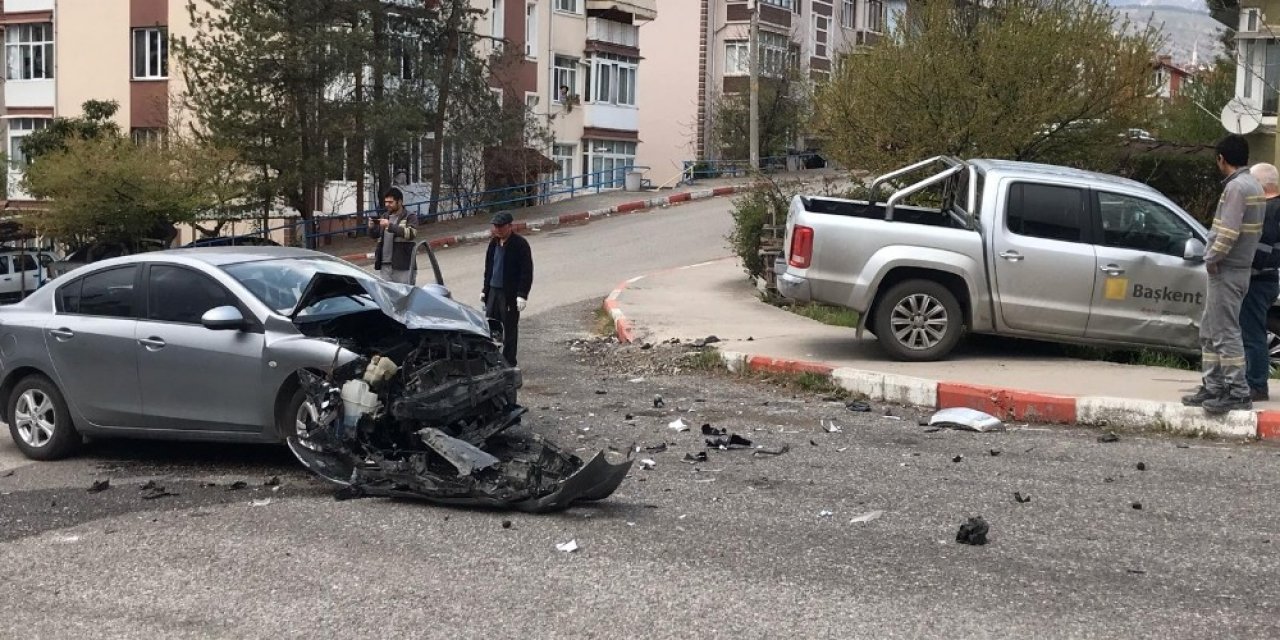 Otomobil ve kamyonet kavşakta çarpıştı : 1 yaralı
