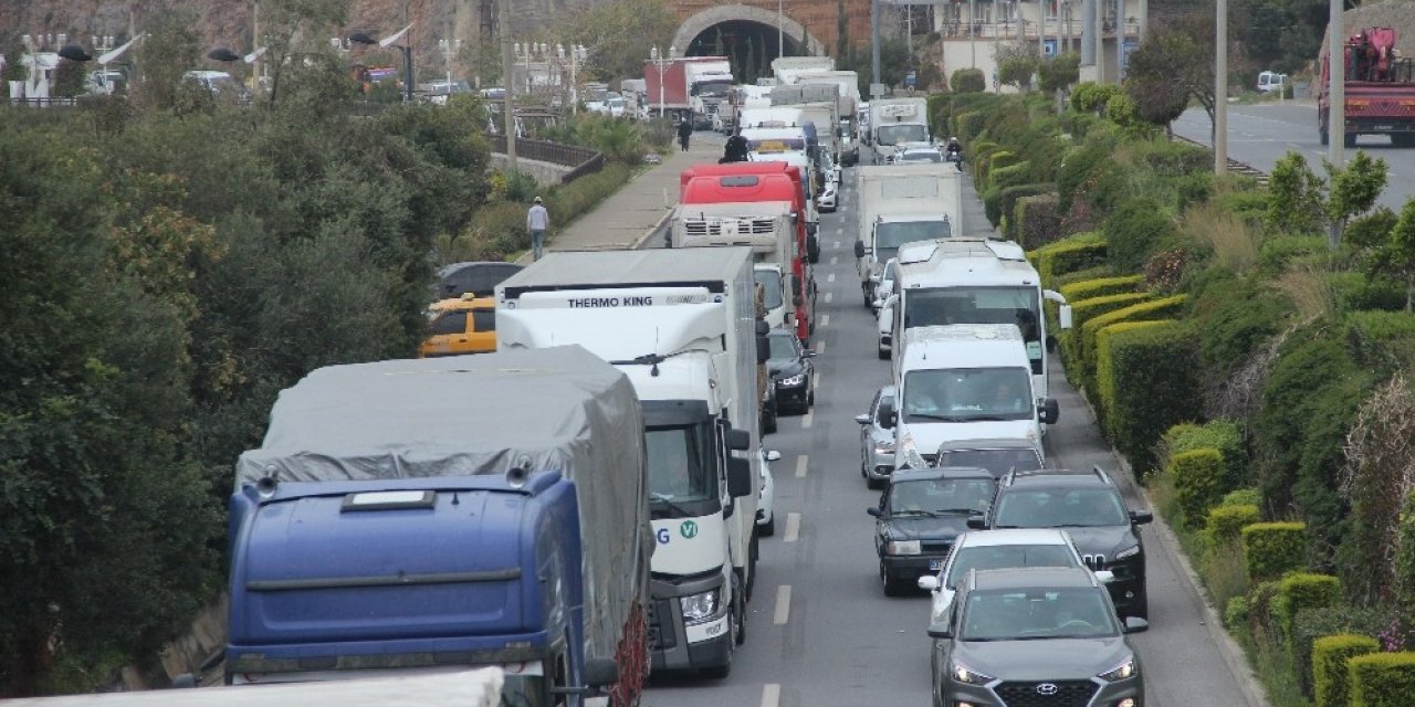 Antalya’da korona virüs uygulamasında kilometrelerce araç kuyruğu