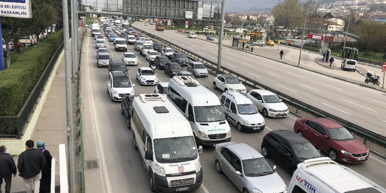 "Evde kal" çağrısına uymayanlar trafiği kilitledi