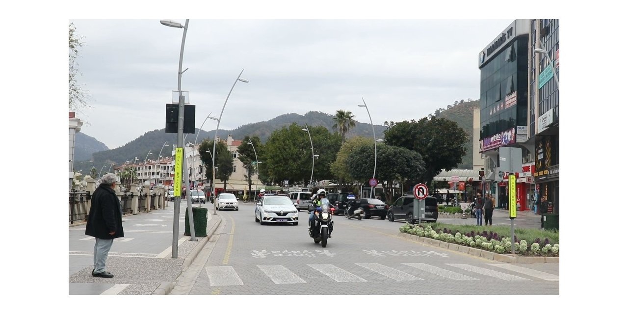 Marmaris’te polis ekipleri sokak sokak dolaşarak evde kalın çağrısı yaptı