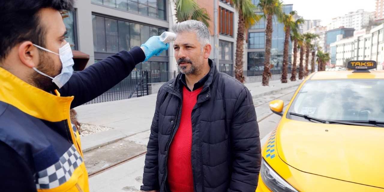 Kağıthane Belediyesi taksicilerin ateşini ölçtü
