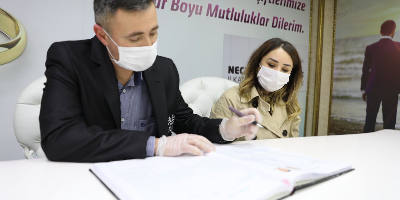 Nikah masasına maske ve eldivenle oturdular