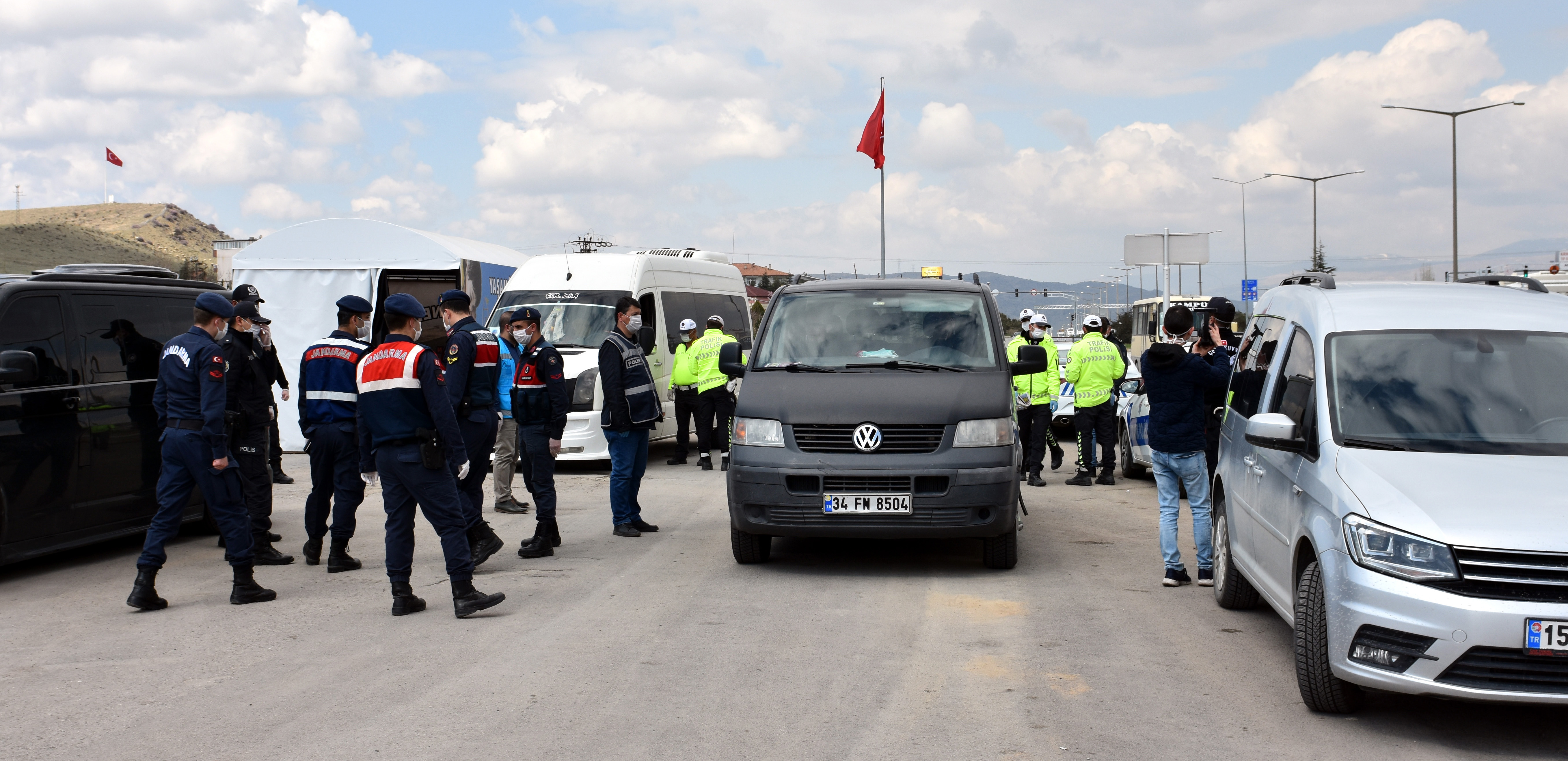 Kırıkkale'de sürücü ve yolculara 'Kovid-19' cezası