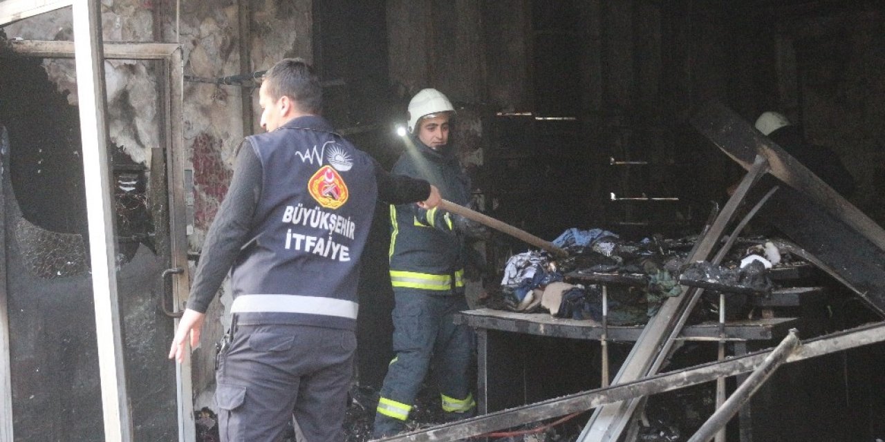 Yanan iş yerinde tekrar dumanların yükselmesi ekipleri alarma geçirdi