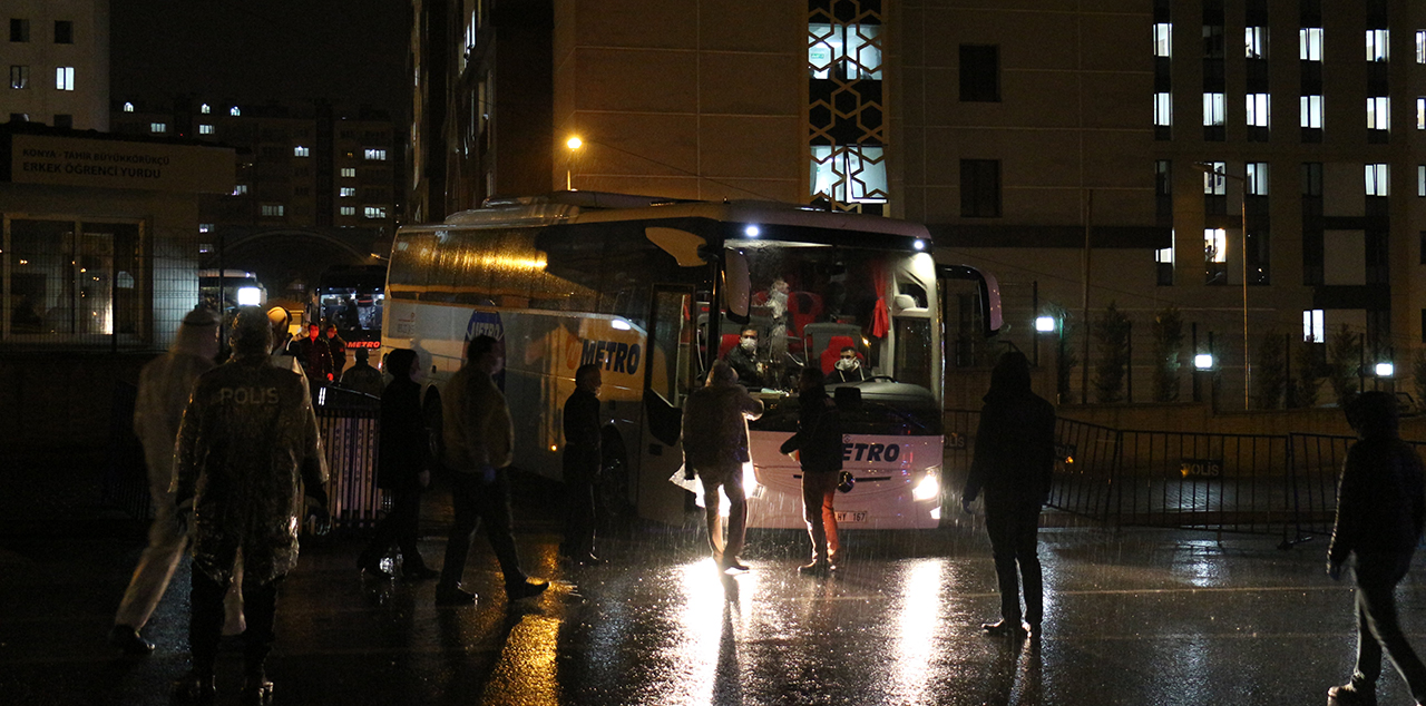 Konya’da test sonucu negatif çıkan umreciler İzmir'e gidiyor