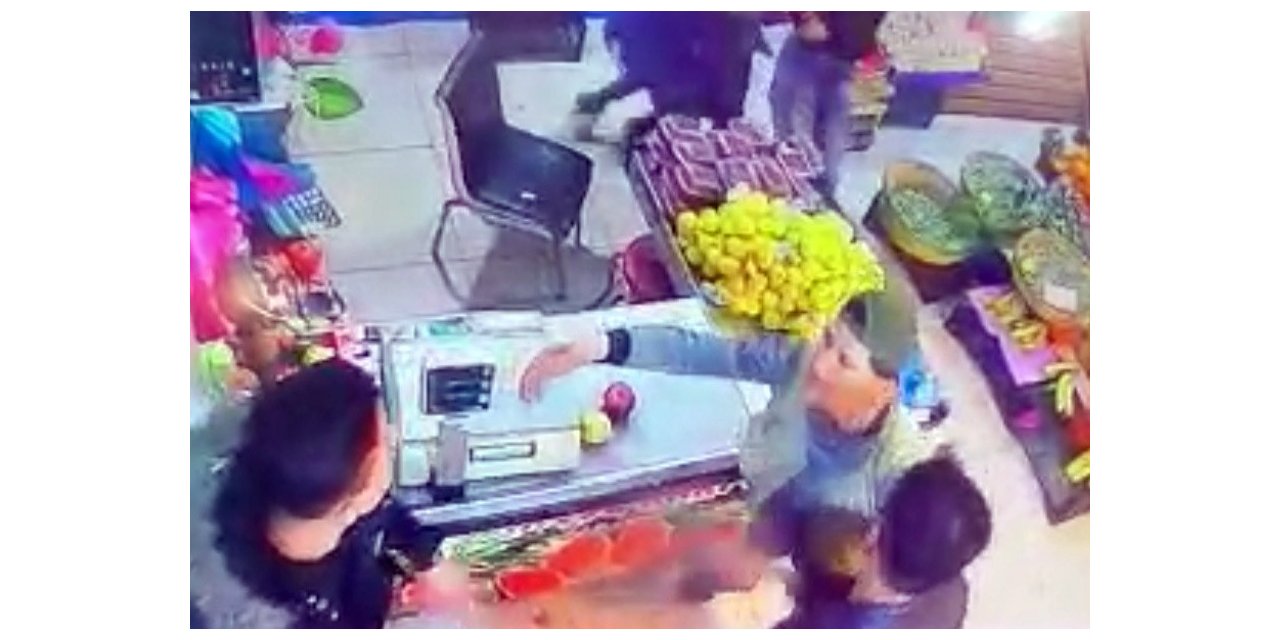 Esenyurt’ta manav dükkanında tekme tokat “hırsız” kavgası kamerada