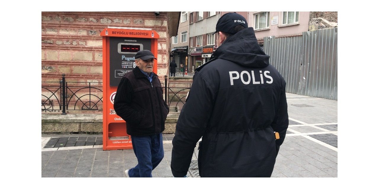 İstanbul’da sokağa çıkan yaşlıların polisi ikna çalışmaları kamerada