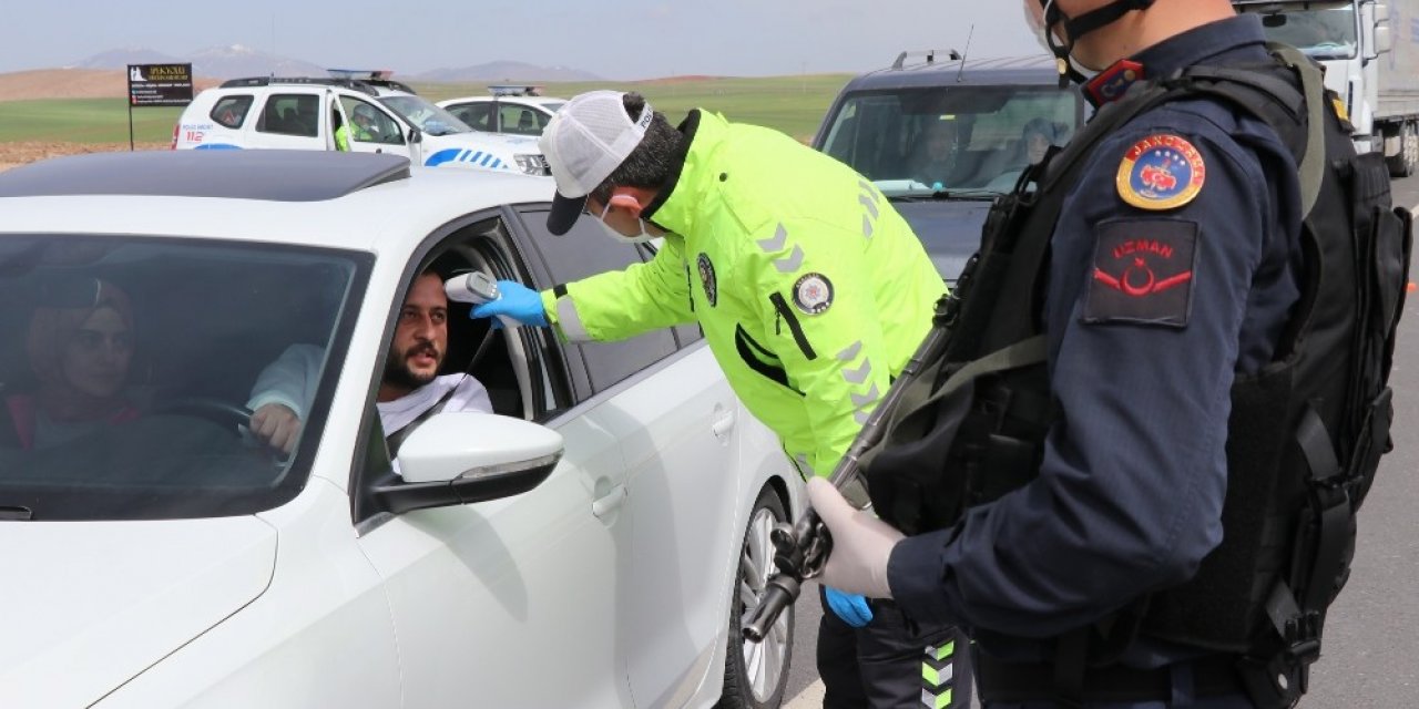Polis ve jandarma tüm araçları durdurdu, tek tek ateş ölçtü