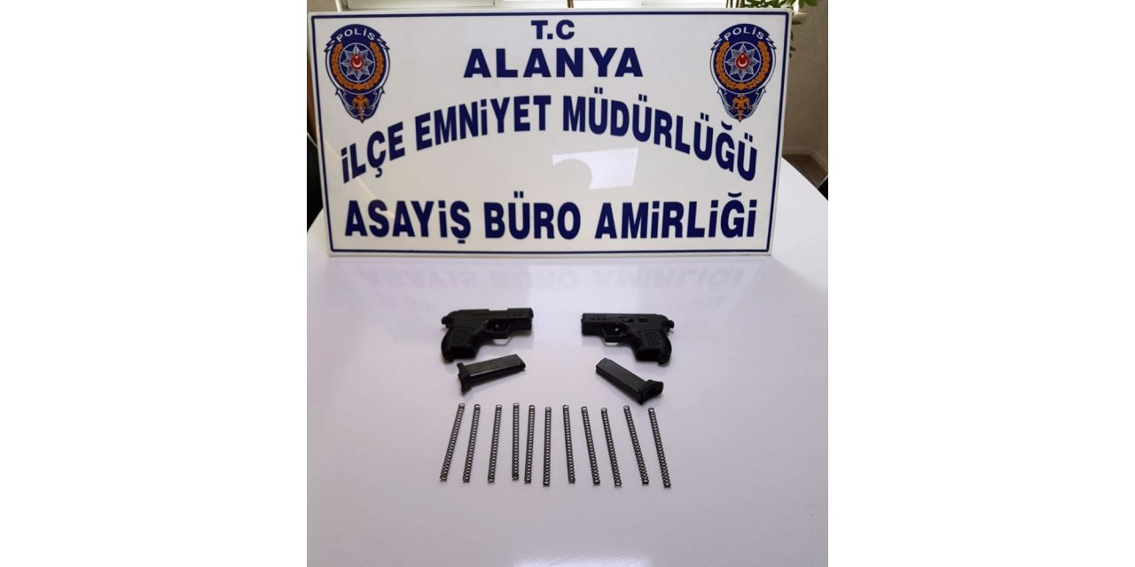 Alanya’da şüphelilerin üzerinden ruhsatsız tabanca çıktı