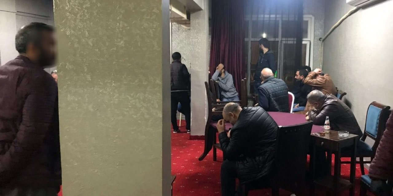 Korona virüsü hiçe sayıp kahvehanede oyun oynayan 26 kişi gözaltında