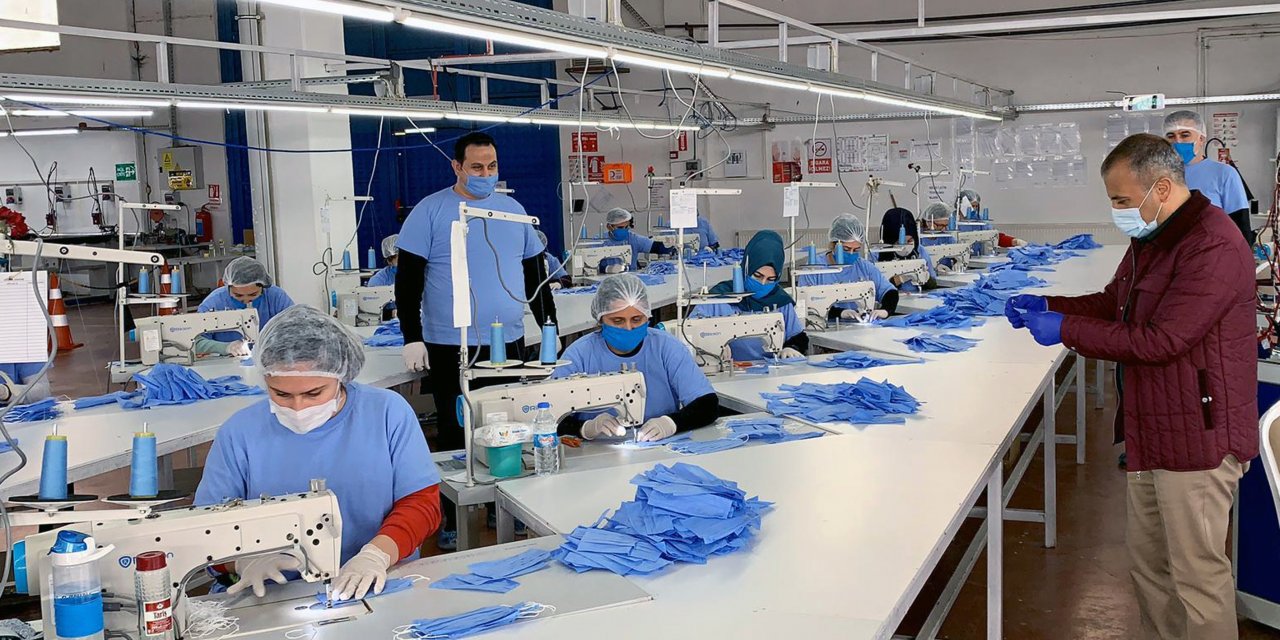 Tunceli'de tekstil atölyesi vatandaşlara ücretsiz maske dağıtmak için üretime başladı