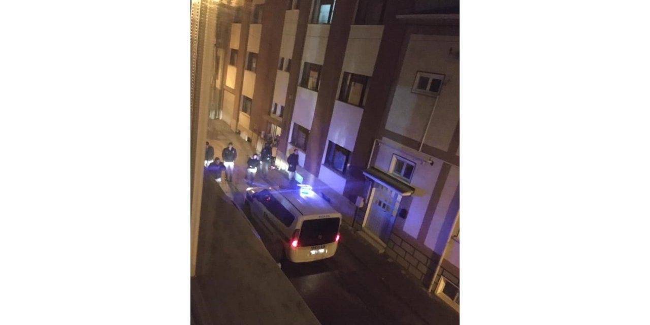 Park halindeki otomobillere zarar verip kaçtılar