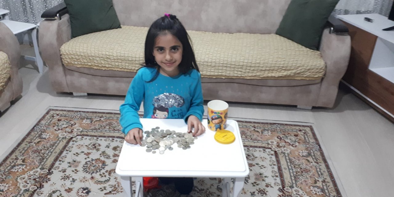 Van'da küçük Esin 60 lirasını "Biz Bize Yeteriz Türkiyem" kampanyasına bağışladı