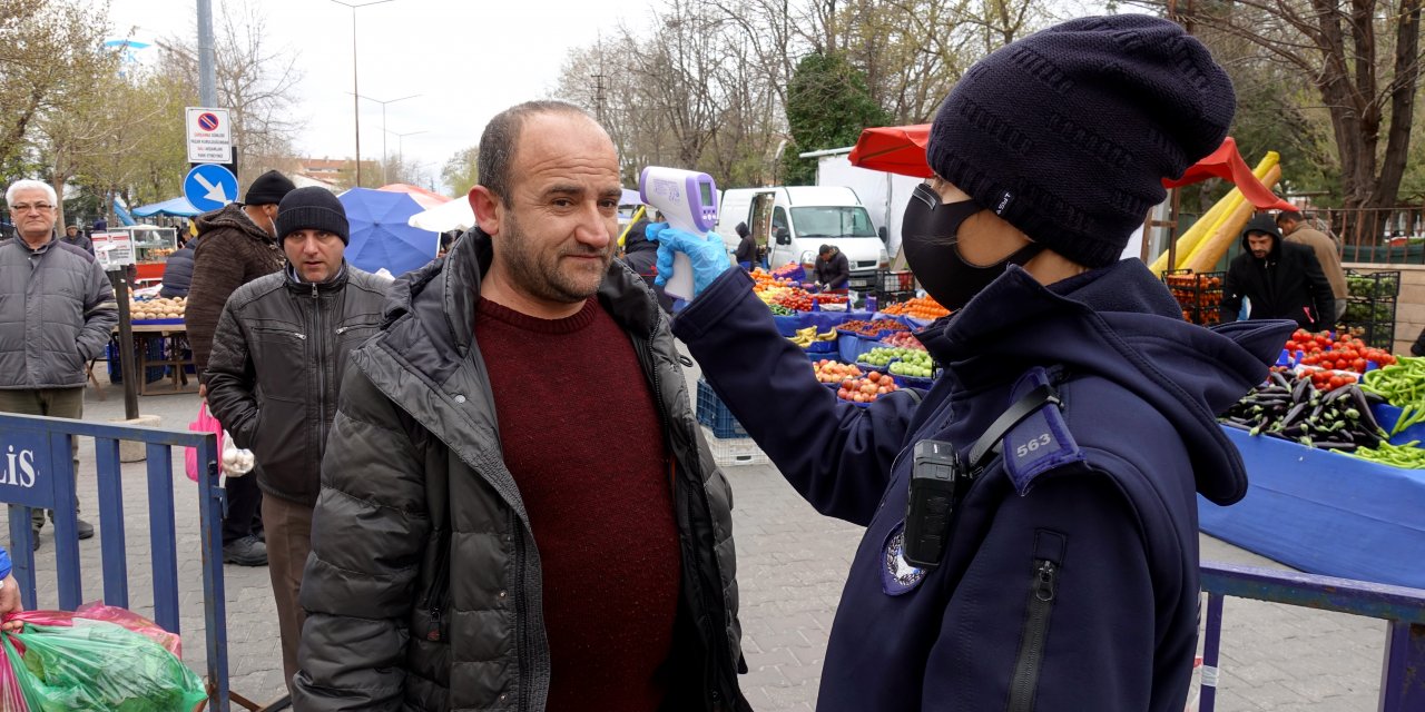 Vatandaşlar pazara ateşleri ölçülerek alınmaya başlandı