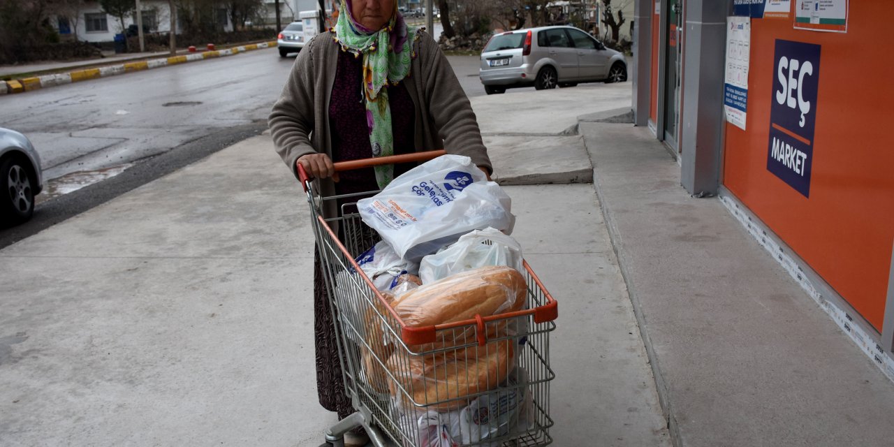 Aksaray'da çöp konteynerinden malzeme toplayan kadının ihtiyaçlarını polis karşıladı