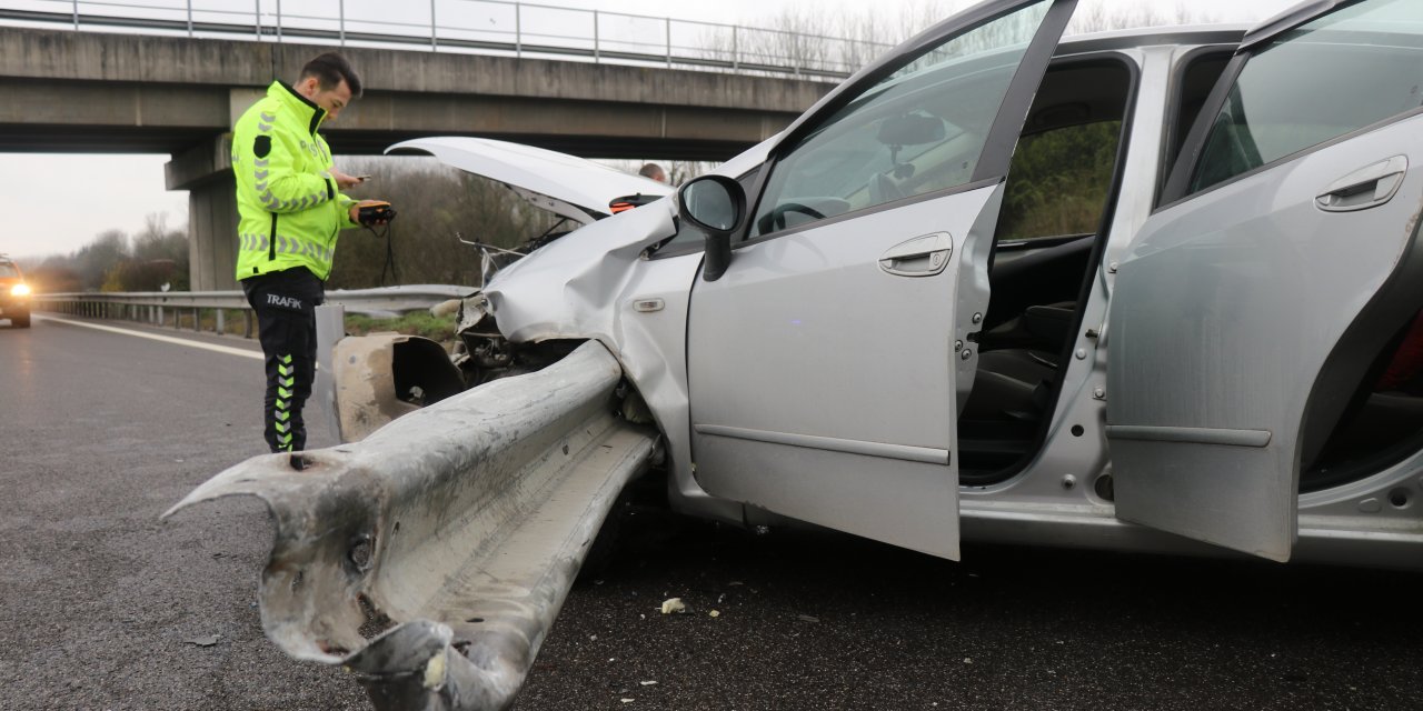 Anadolu Otoyolu'nda iki otomobil bariyere çarptı: 2 yaralı