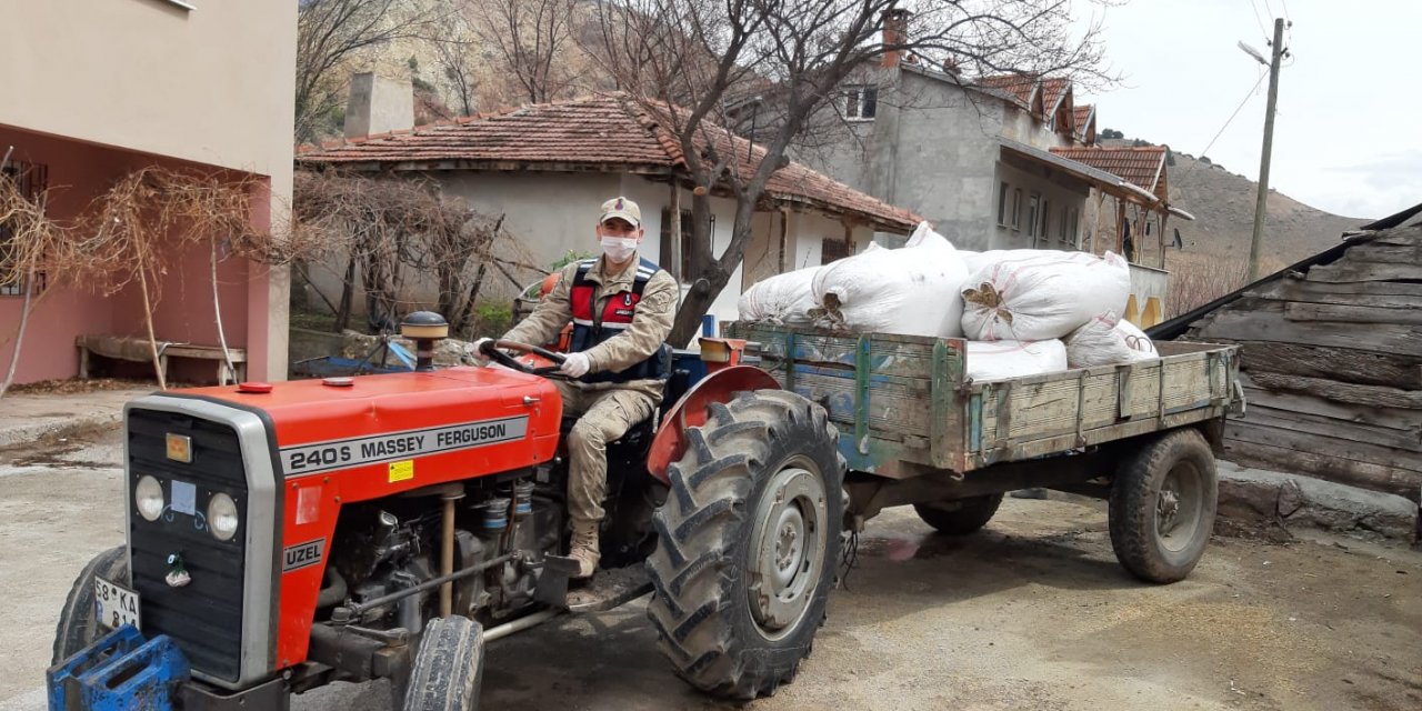 Jandarma karantinadaki köye, vatandaşın talebi üzerine traktörle saman götürdü