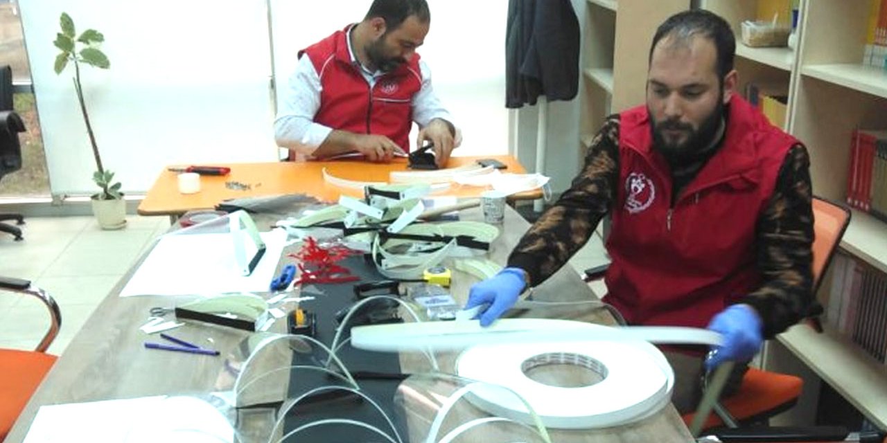Ereğli Gençlik Merkezi yüz koruyucu siper üretiyor