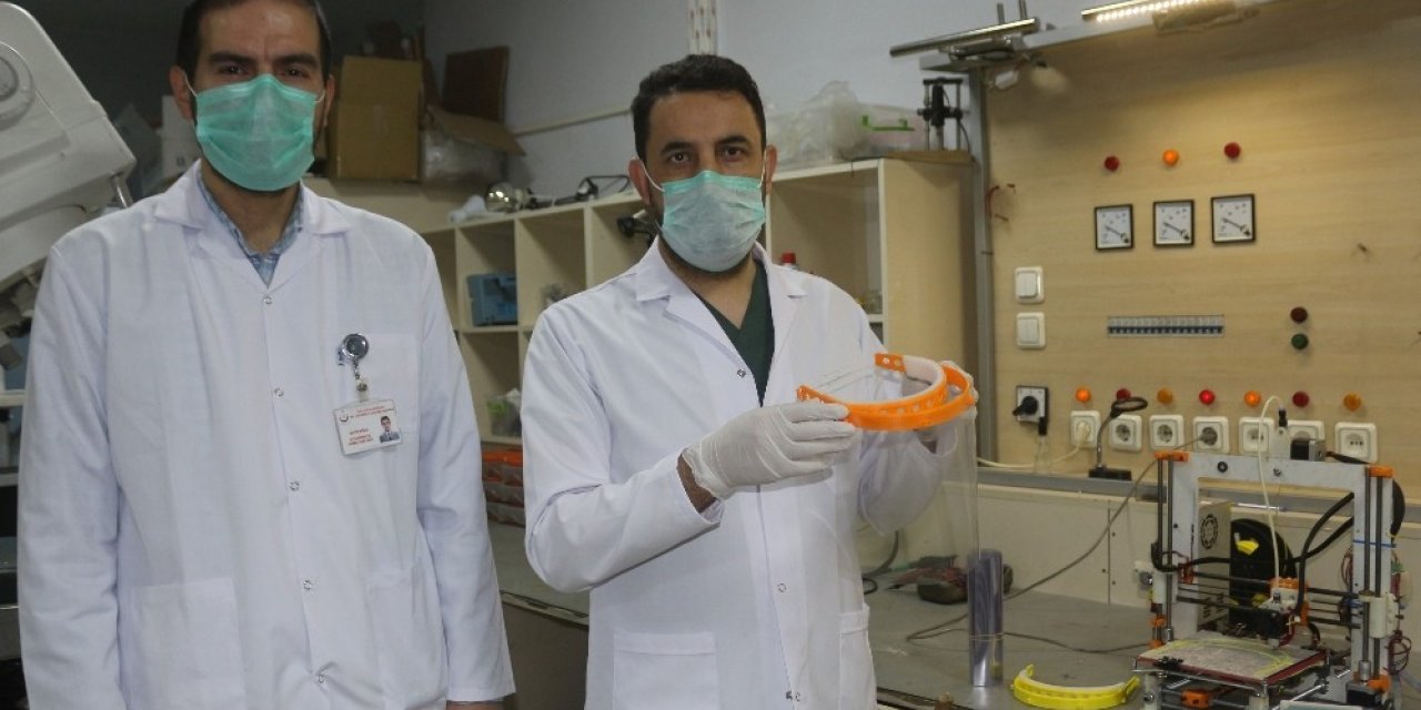 Doktorlar geliştirdikleri 3D yazıcıdan yüz siperliği üretti