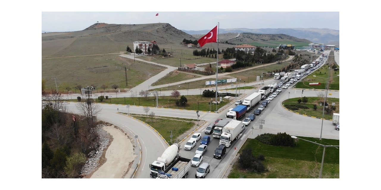43 ilin geçiş noktasındaki tüm araçlar durduruldu