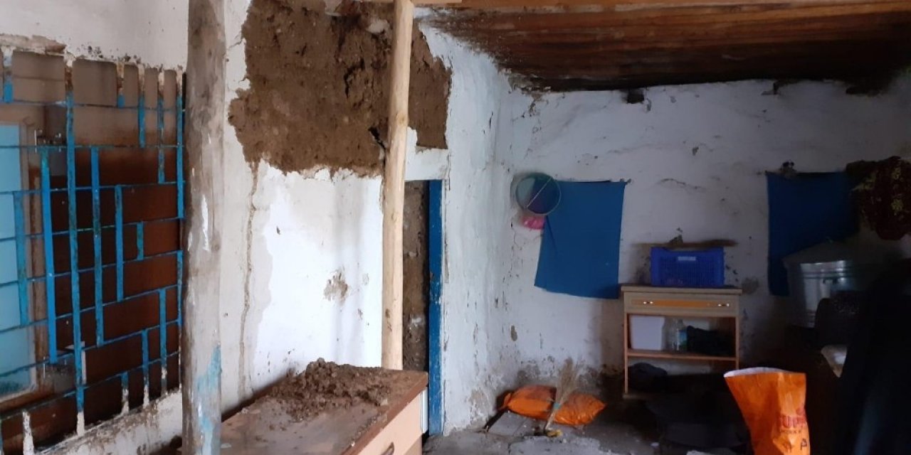 Şiddetli yağışta evin duvarı çöktü