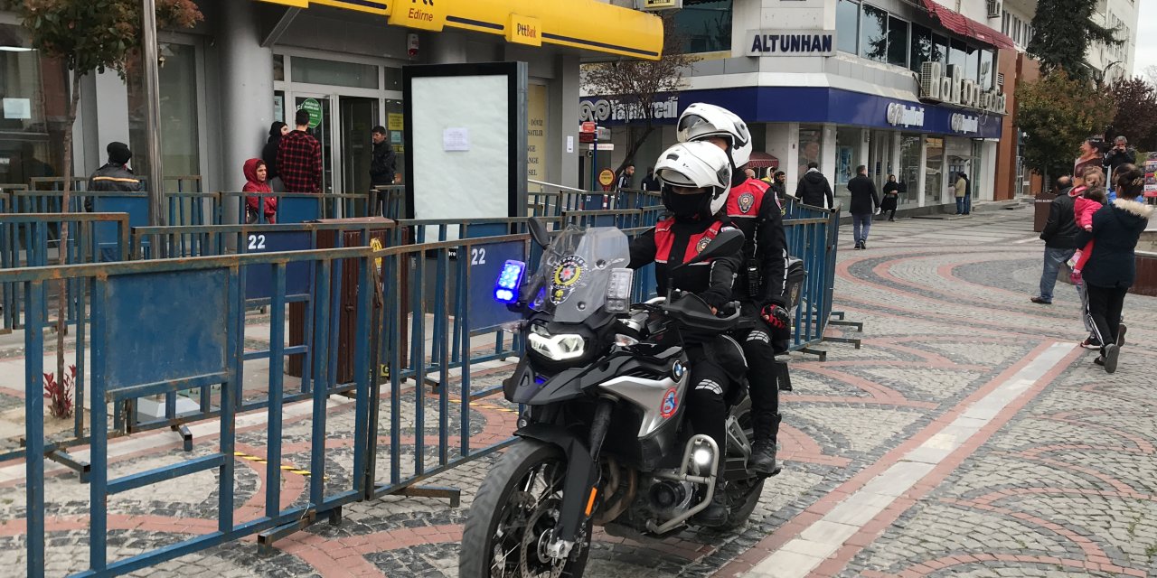 Edirne Valiliği: "İkinci bir uyarıya kadar zaruri olmadıkça evlerinizden çıkmayınız"