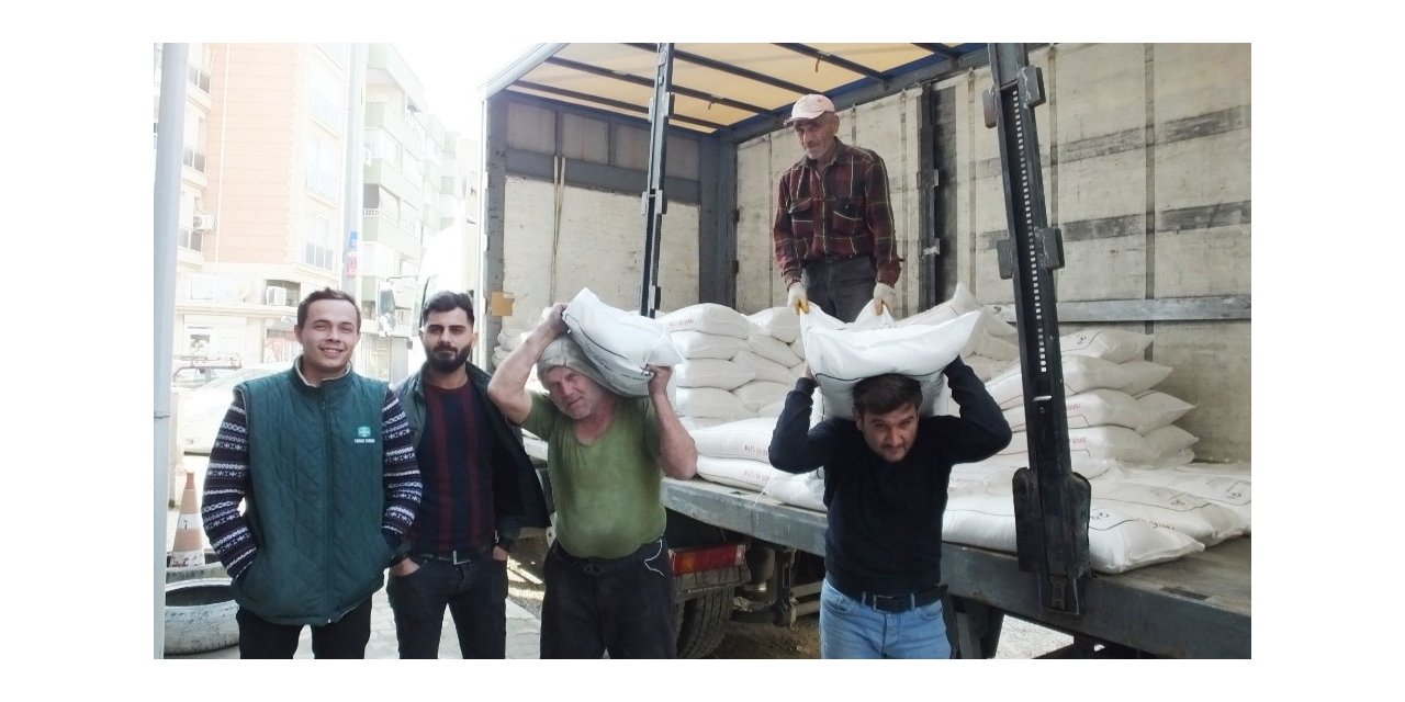 Burhaniye’de yazlık ekilişler başladı gübre satışları arttı