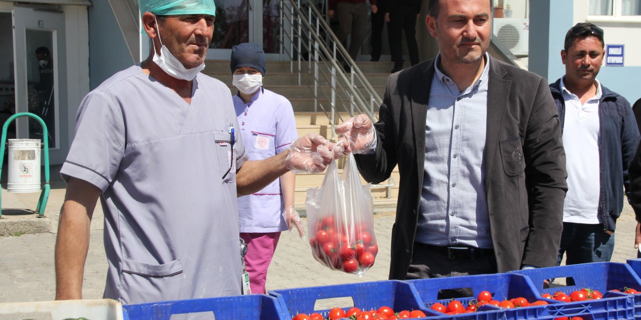 Antalya'da sağlık çalışanları ile 65 yaş üstündeki vatandaşlara domates ve salatalık ikramı