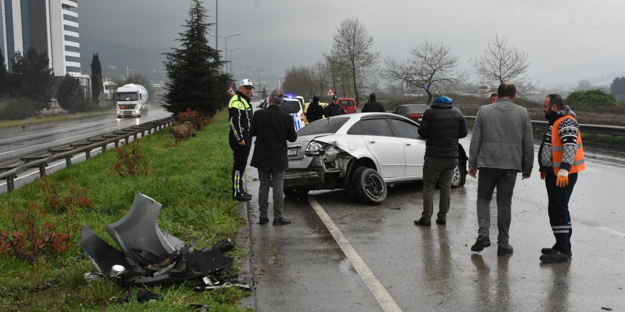 Samsun'da refüje çarpan otomobilin sürücüsü yaralandı
