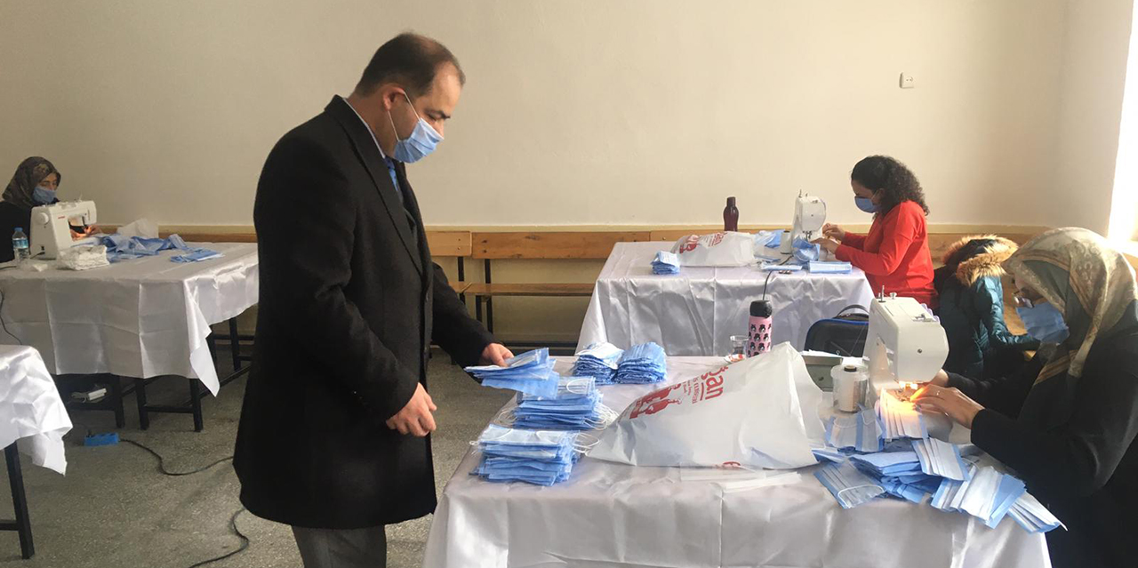 Seydişehir'de usta öğreticiler maske üretiyor
