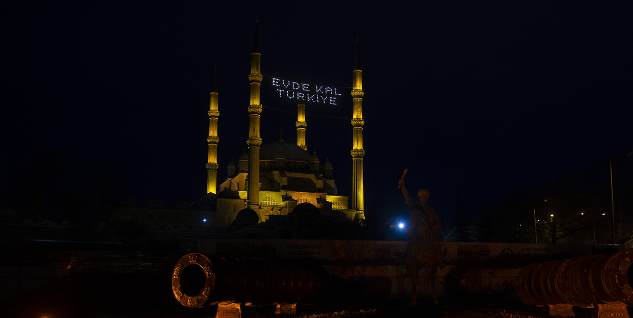 Selimiye Camisi'nin minarelerine 'Evde Kal Türkiye' yazılı mahya asıldı