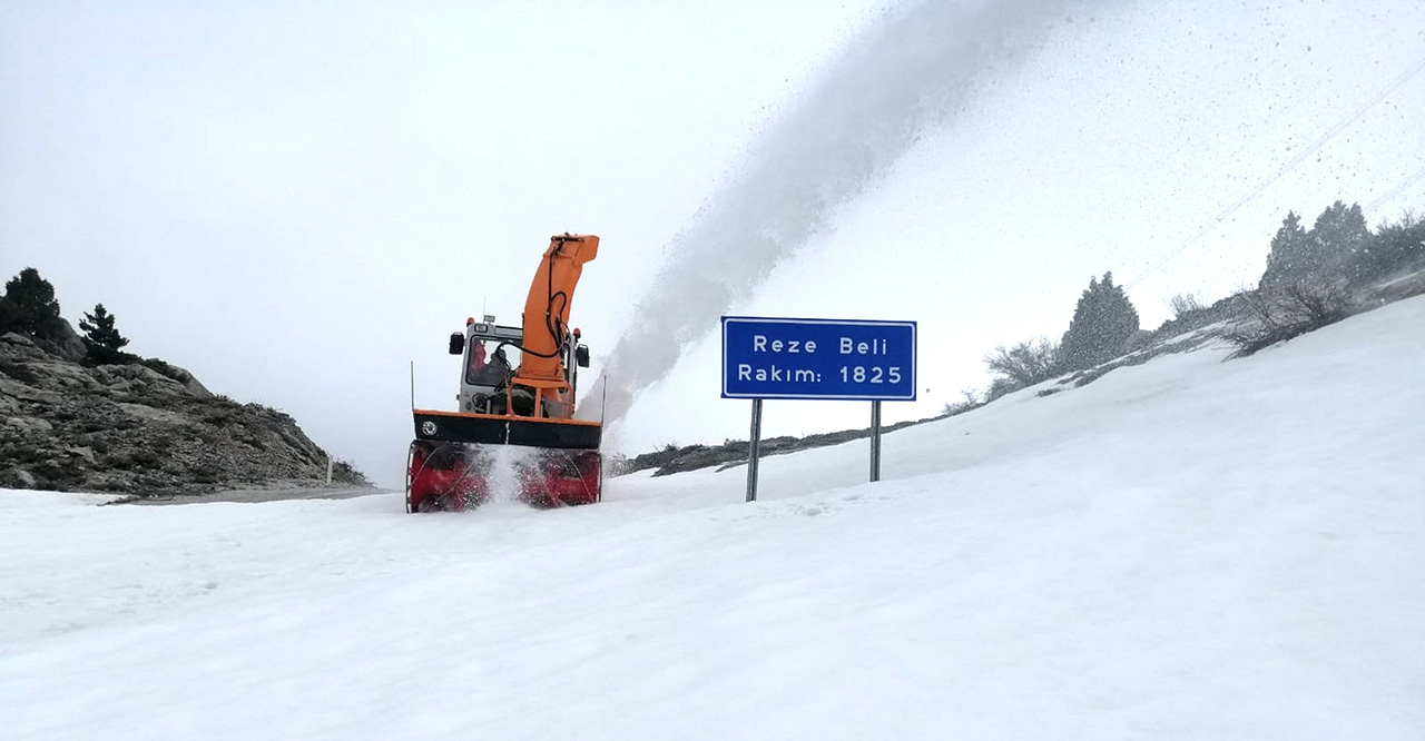 Konya'da kardan kapanan yol trafiğe açıldı     