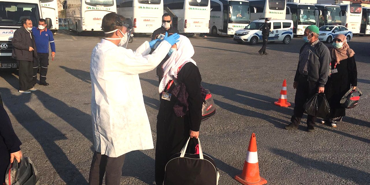 Konya'daki Manisalı umreciler evlerine döndü