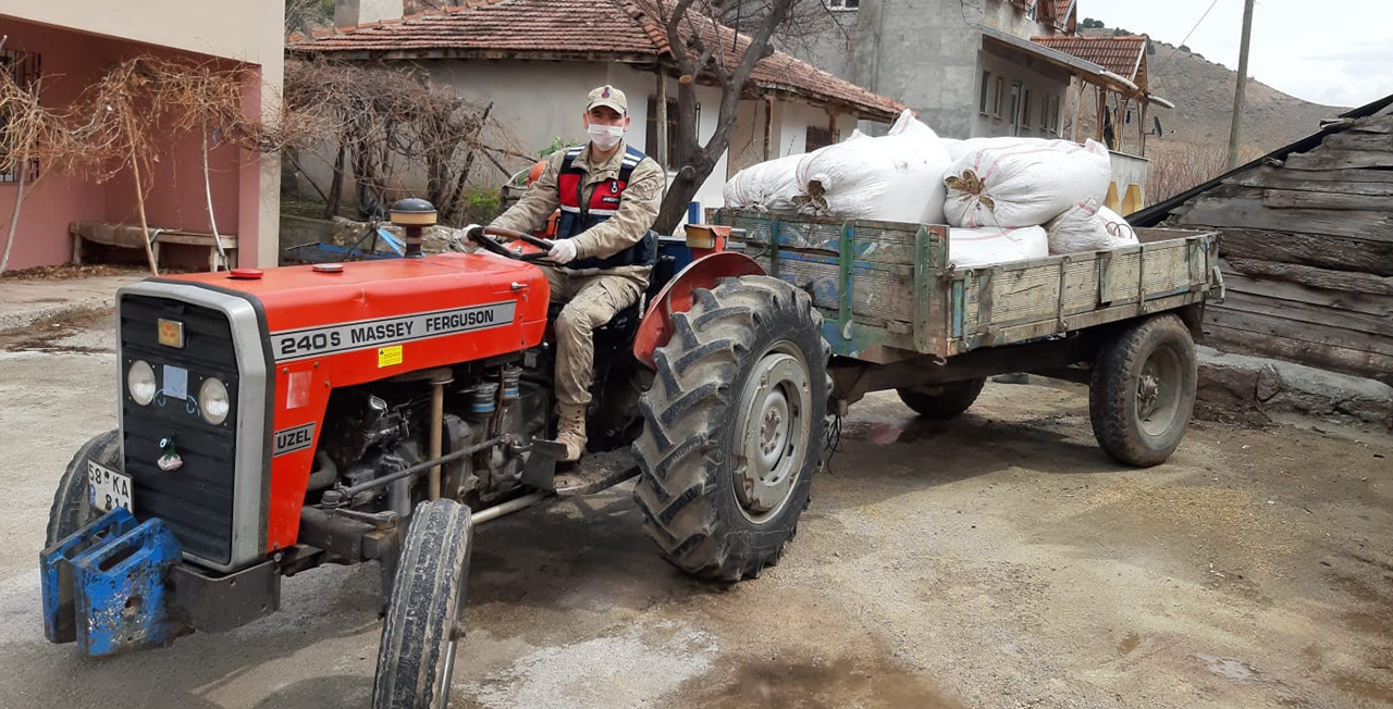 Samanı biten karantina köyüne, Jandarma saman taşıdı   
