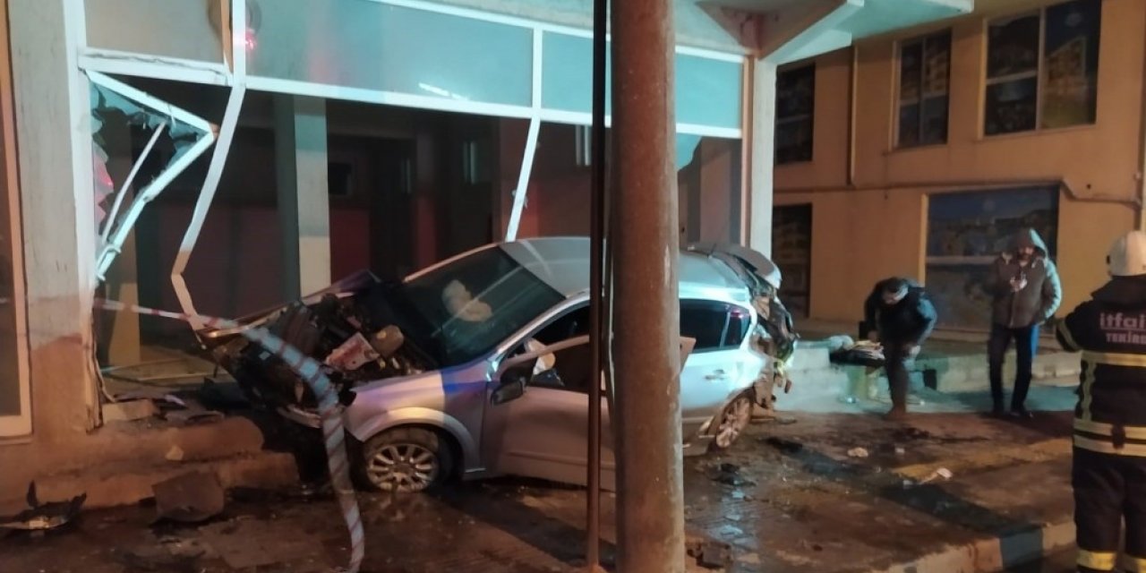 Otomobiliyle daldığı dükkanda kurtarılmayı bekledi
