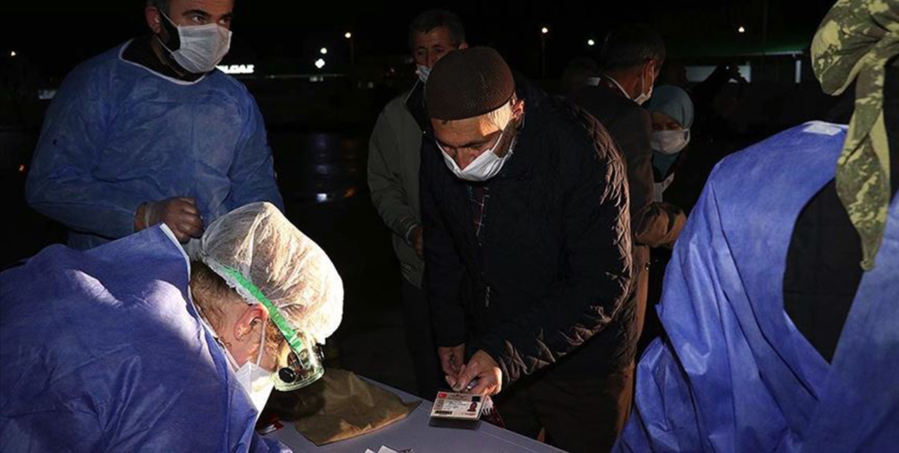 Umre dönüşü alındıkları karantina sürecini tamamlayan 31 kişi evlerine gönderildi