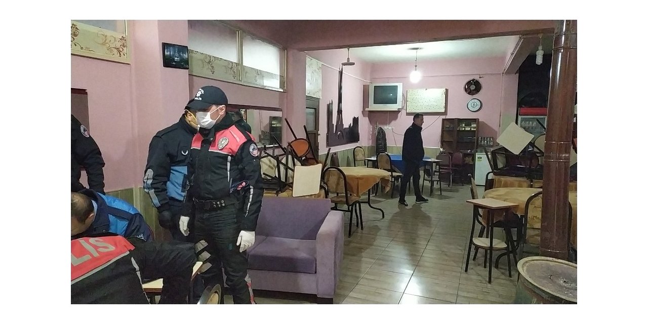 Avcılar’da yasağa rağmen açık olan kıraathaneye baskın
