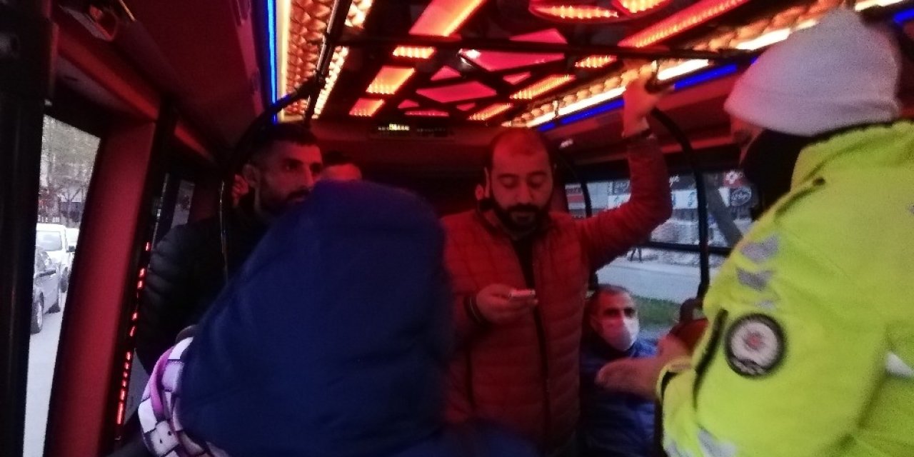 Sosyal mesafe kuralını hiçe saydılar: Minibüslerde şoke eden görüntü