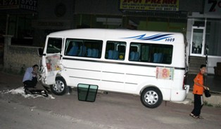 Park halindeki minibüse çarptı: 1 yaralı