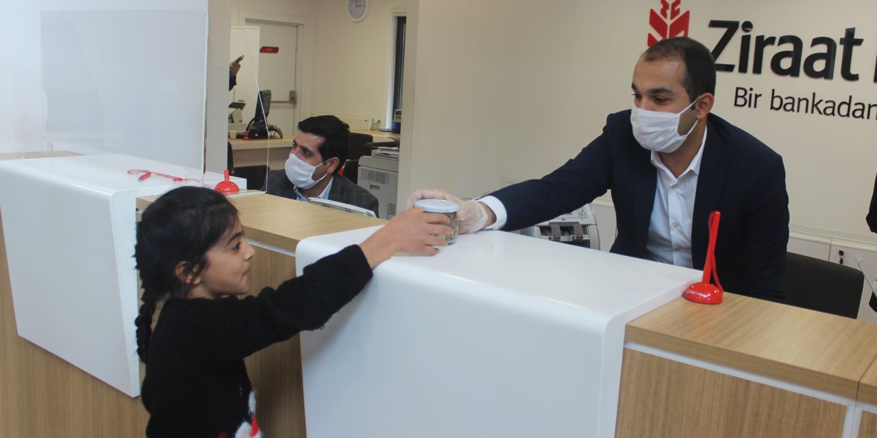 Şanlıurfalı 10 yaşındaki Avaşin, oyuncak almak için biriktirdiği parasını "Milli Dayanışma Kampanyası"na bağışladı