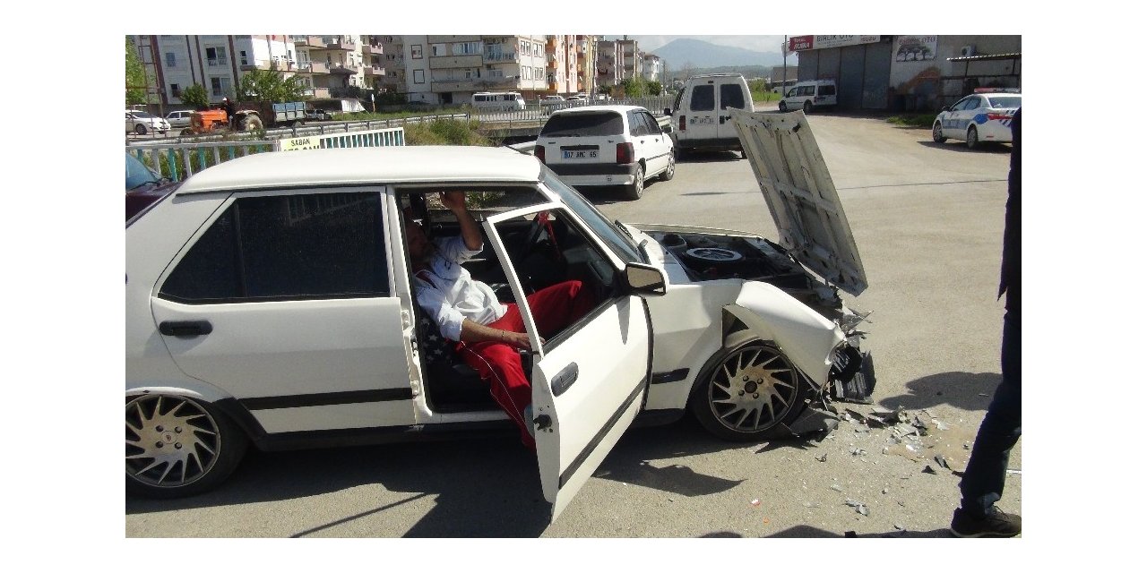 Kontrolsüz kavşakta otomobiller çarpıştı: 1 yaralı