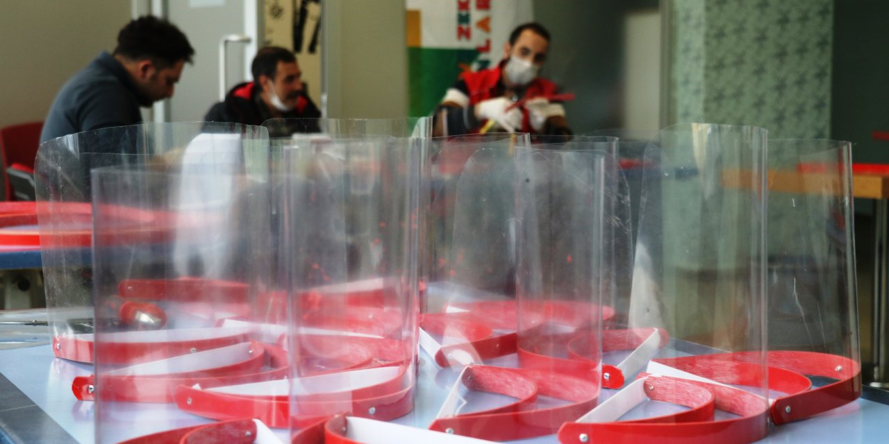 Sağlıkçılara maske üretimi için bir destek de Ağrılı gönüllü gençlerden