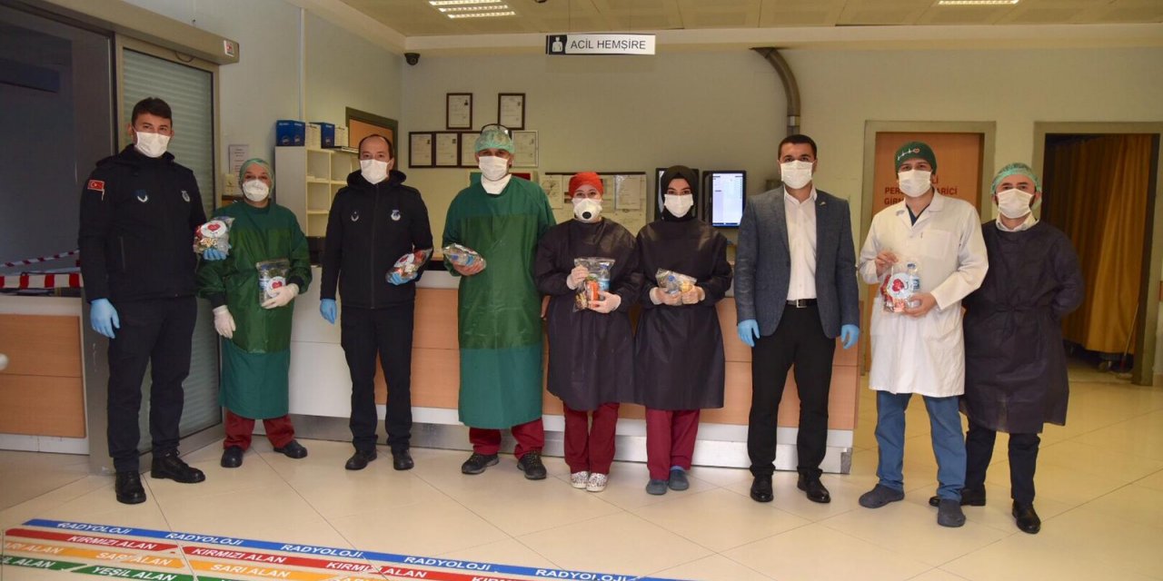 Trabzon'da polislerden, koronavirüsle mücadele eden sağlıkçılara tatlı ikramı