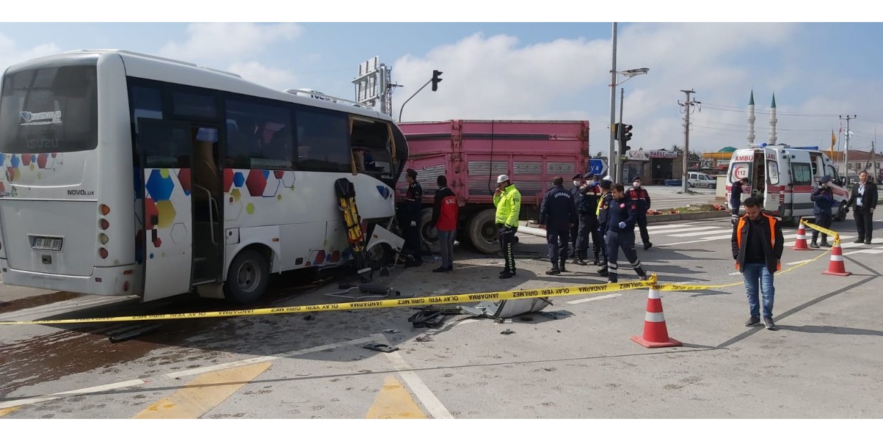 Aksaray'da minibüs ile kamyon çarpıştı: 2 yaralı