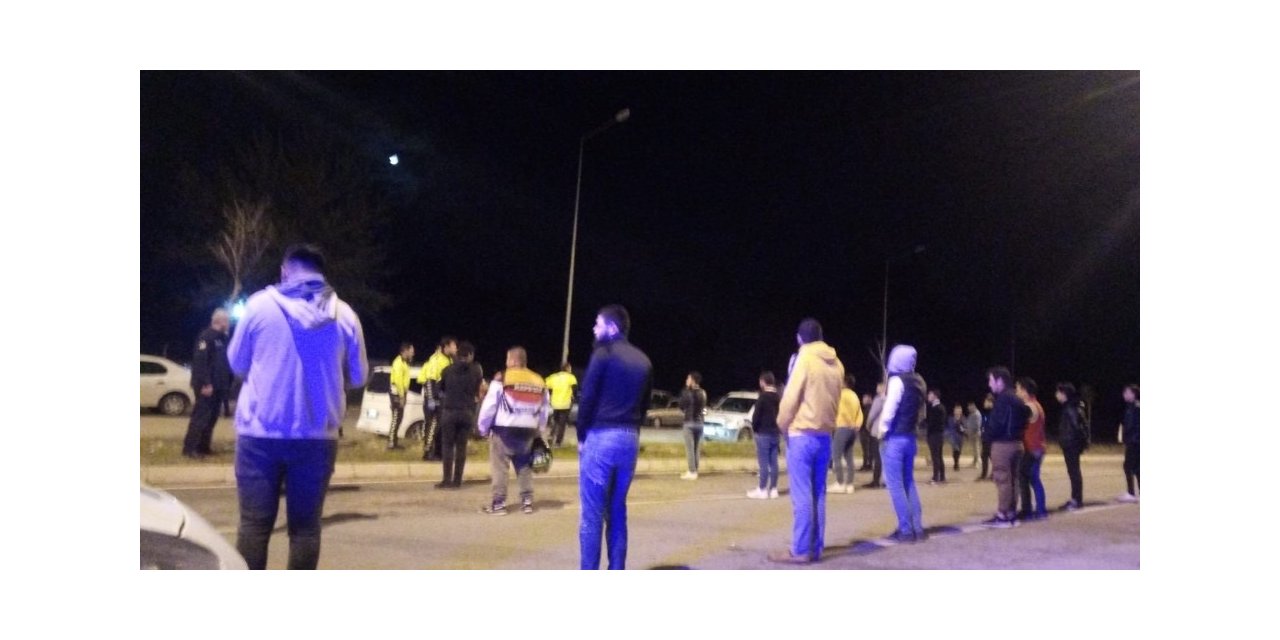 Sokak ortasında dansöz oynatarak doğum günü partisi yapan gençlere polisten baskın