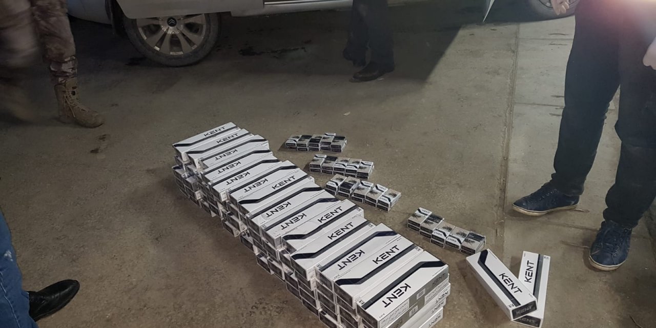 Van polisinden, ele geçirdiği kaçak sigaralarla "Evde kal" çağrısı