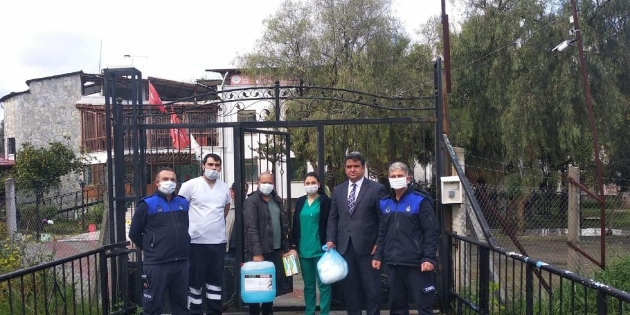 Kuşadası Belediyesi engellilere maske, eldiven ve dezenfektan dağıttı