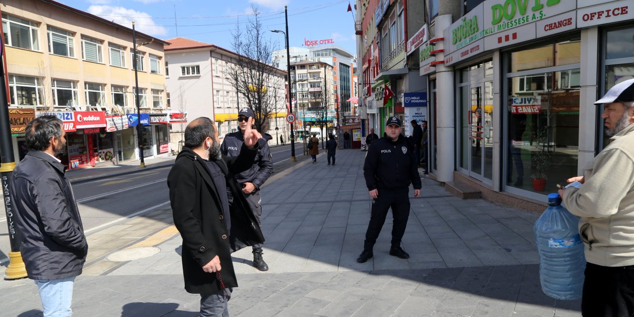 Sivas'ta Atatürk Caddesi araç ve yaya trafiğine kapatıldı