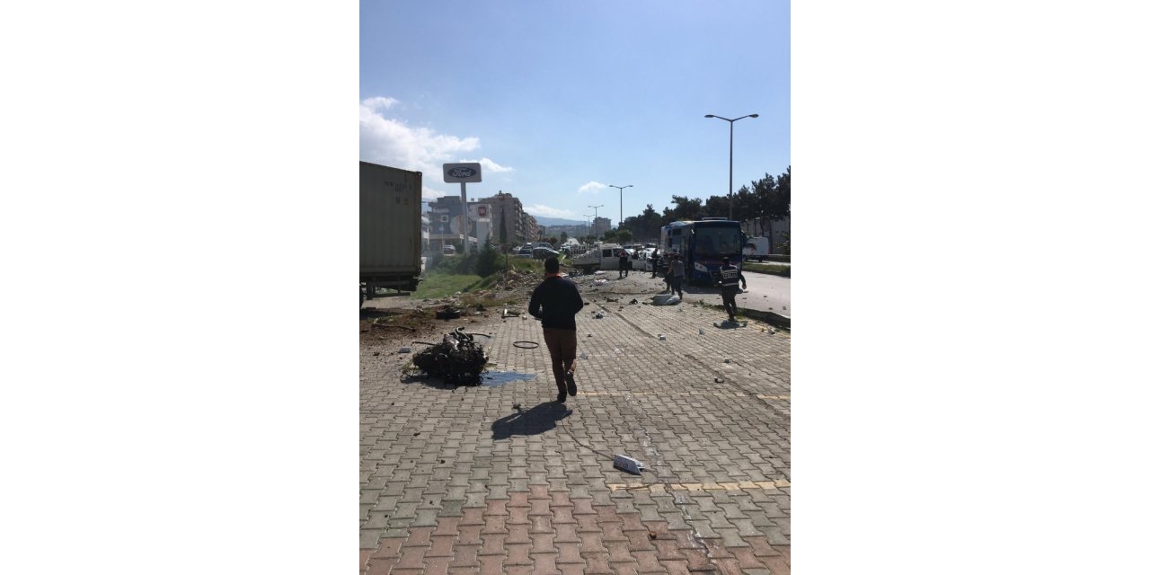 Hatay’da freni patlayan tır, ışıkta bekleyen araçları metrelerce sürükledi